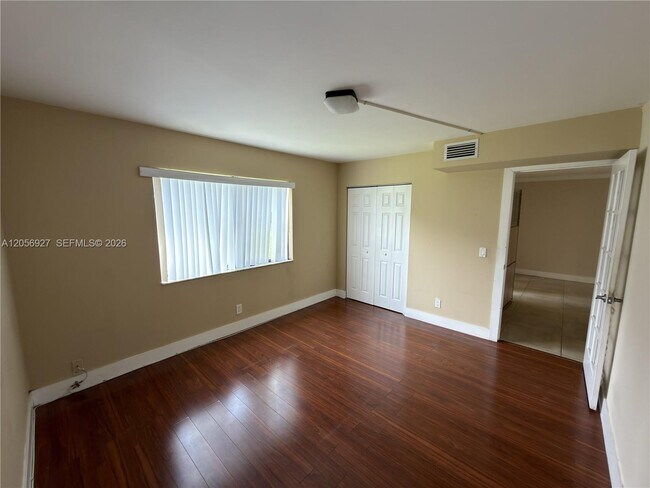 Building Photo - 320 Racquet Club Rd