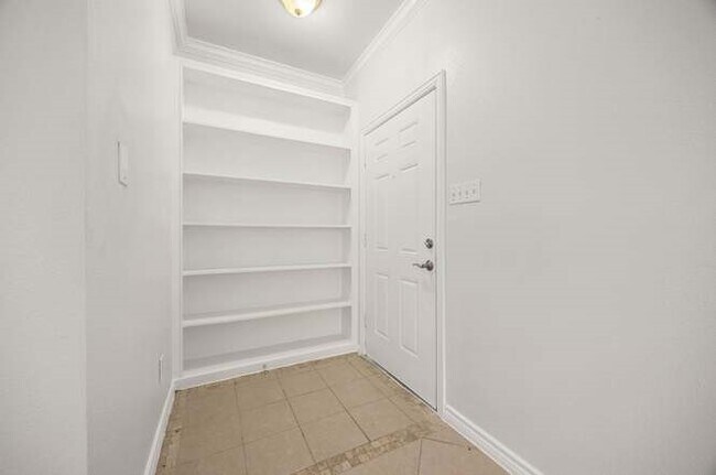Building Photo - 2255 Braeswood Park Dr