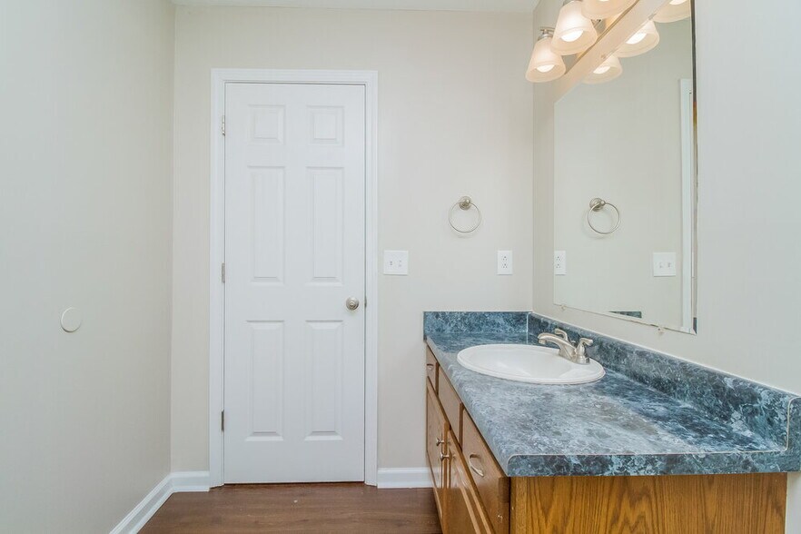 Building Photo - 3323 Meadowhill Dr