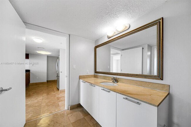 Building Photo - 1800 N Bayshore Dr