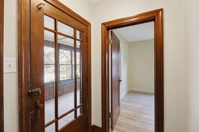 Building Photo - 5 bed, 3 bath updated home on Campus -  AVAILABLE AUGUST 2026