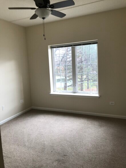 Second bedroom - 405 S Creekside Dr