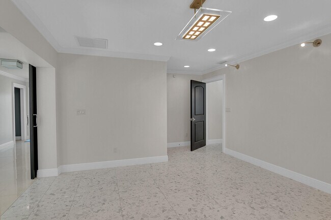 Building Photo - 8631 Steeplechase Dr