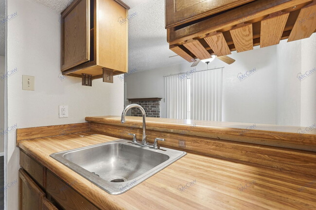 Building Photo - 9520 Royal Ln