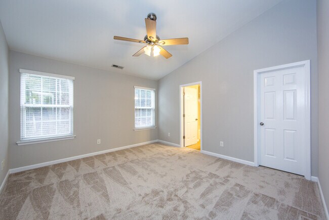 Building Photo - Great 3BD/2.5BA Home in Desirable Highland Creek!