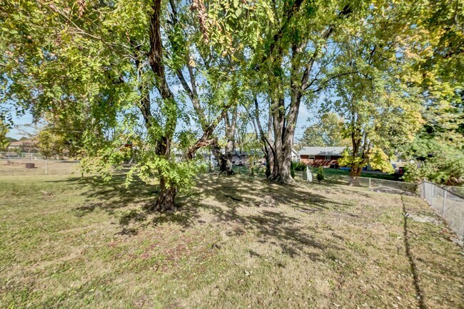 Building Photo - Spacious Single Family Home In Florissant with a Walk Out Basement!!