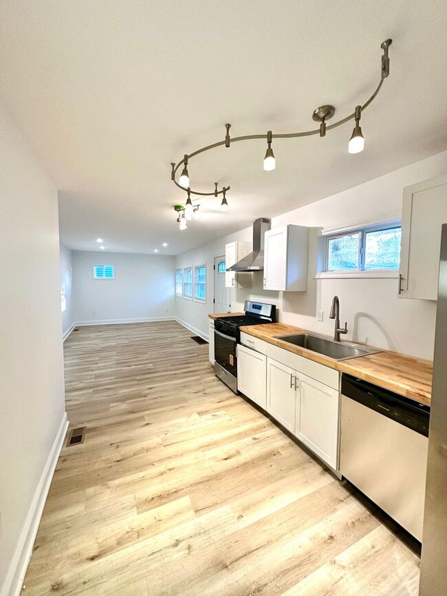 Building Photo - 4 Bed/1 Bath Home in Penn Hills-Completely Remodeled! Available Now