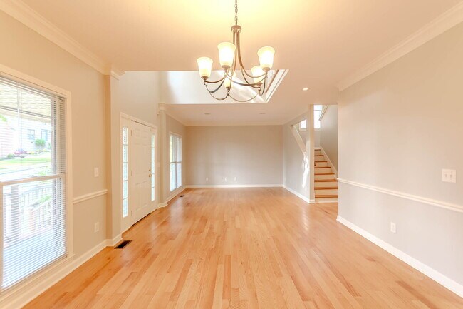 Building Photo - 5 Bedroom Home in Hermitage! Backs Up To T...