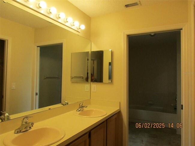 Building Photo - 14402 Huntingfield Dr