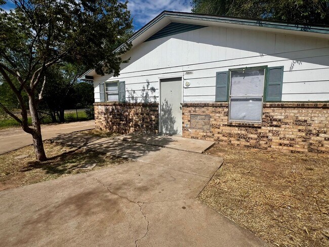 Building Photo - Charming 2 Bedroom - MOVE IN SPECIAL
