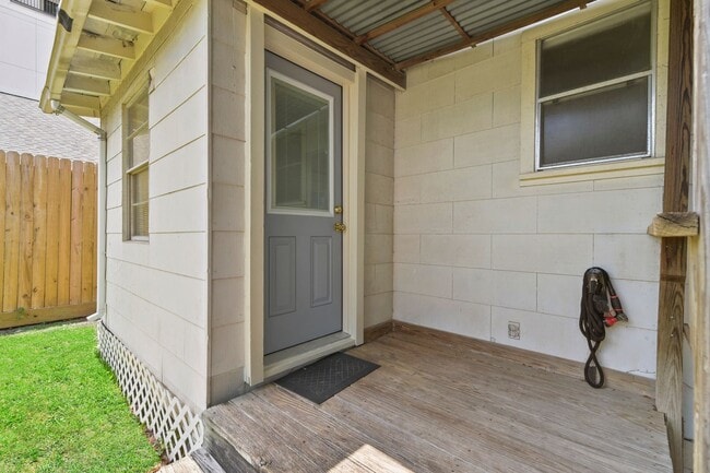Building Photo - Adorable Montrose Bungaloq