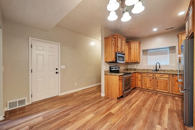 Building Photo - Beautiful Riverton Townhome in Gated Community w 1 car garage attached
