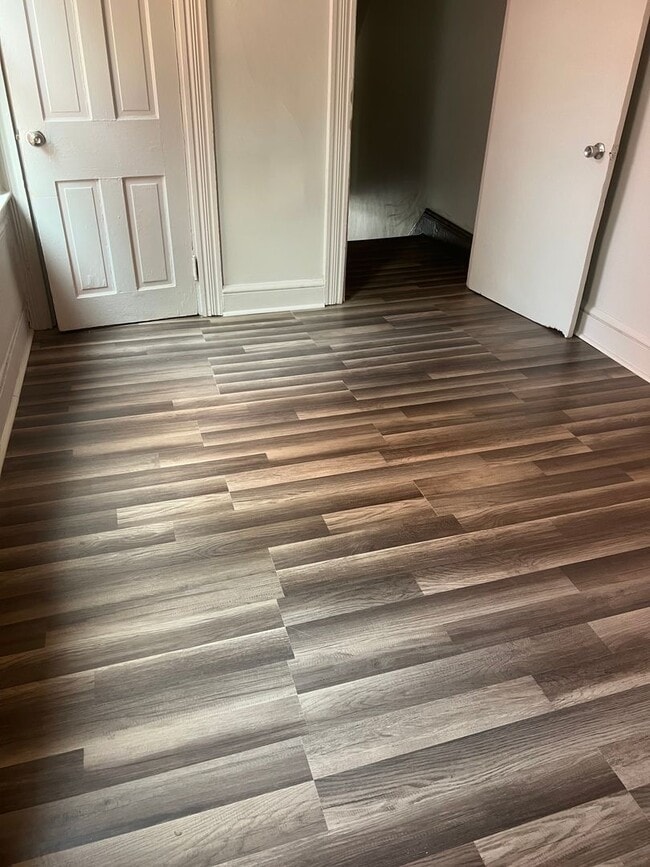 Building Photo - Large 4 bedroom 2 full bath House Lancaste...