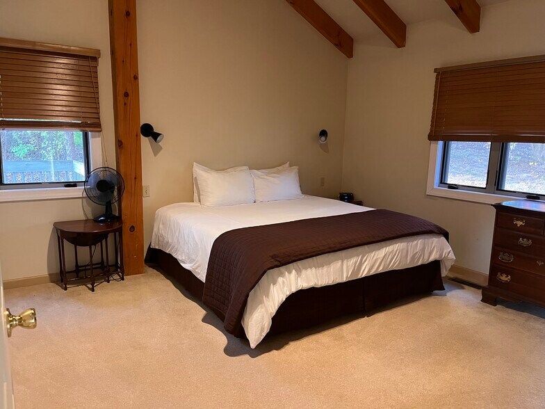 King bedroom, large Walkin closet - 2254 Apple Rd