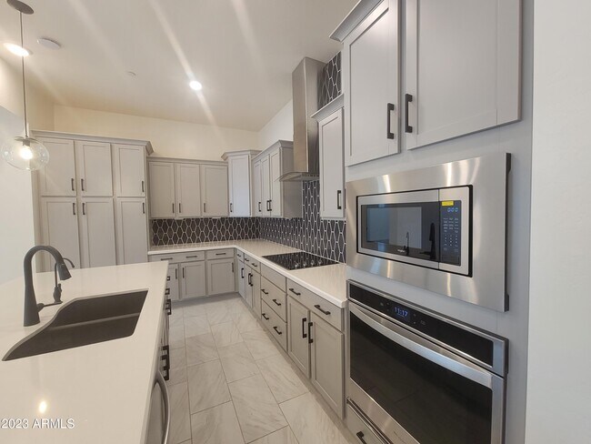 Building Photo - 240 E Shamrock Dr