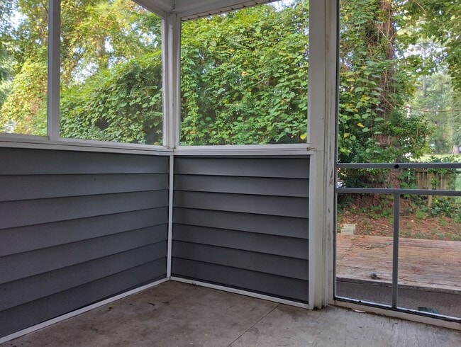 Building Photo - Lovely single family home available in the...
