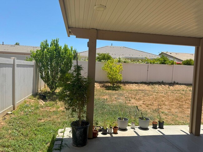 Building Photo - Beautiful Single Story House in New commun...