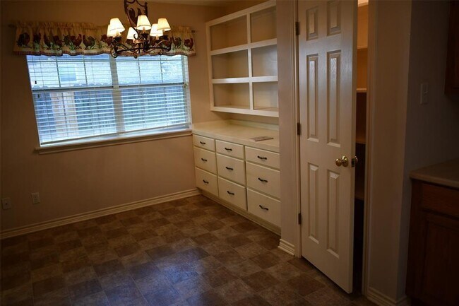 Building Photo - 203 Pine Valley