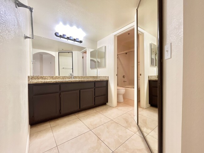 Building Photo - Luxurious 2 Bd 2 Ba Condo in Biltmore!