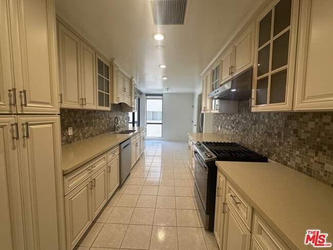 Building Photo - 324 N Palm Dr