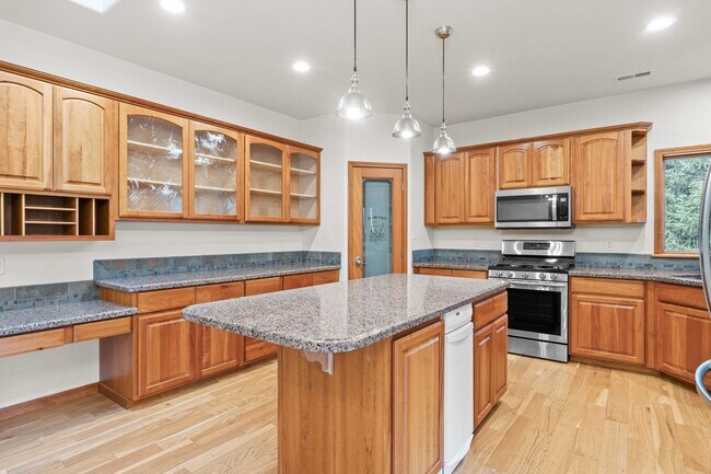 Building Photo - 6 Bed 4 Bath Daylight Rancher on Acreage in Mead School District.  Absolutely Gorgeous