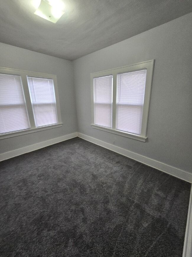 Building Photo - 341 N Grove Dr