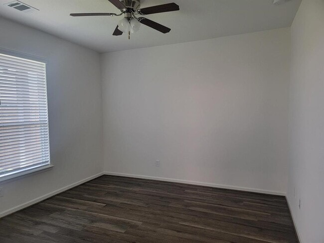 Building Photo - 923 Tillman Ln