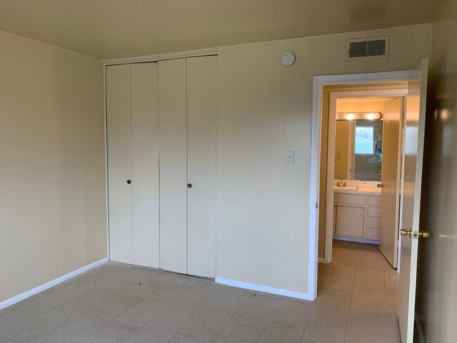 Building Photo - COZY DUPLEX, NEAR SHOPPING & 281!