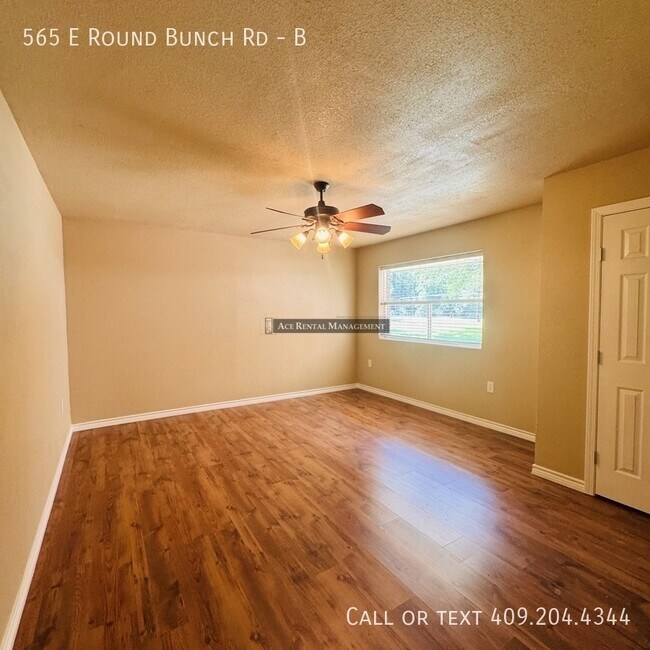 Building Photo - 565 E Roundbunch Rd