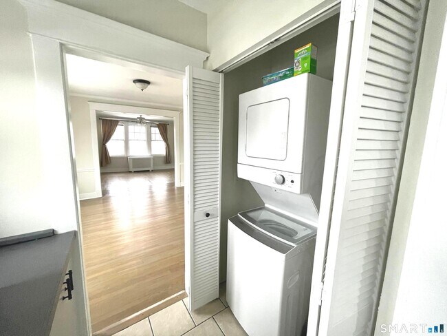 Building Photo - 108 Concord St