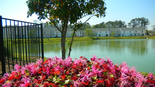 Building Photo - 1121 Fords Pointe Cir