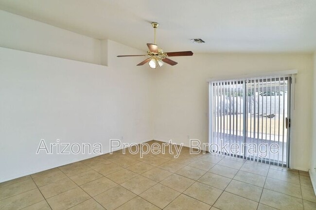 Building Photo - 1710 E Horseshoe Ave