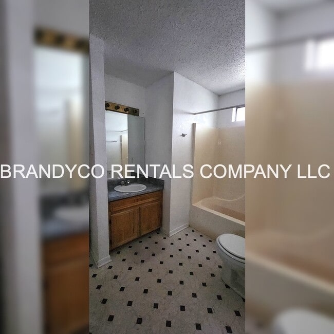 Building Photo - 901 Clairidge Ave