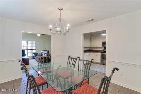 Building Photo - 631 Live Oak Dr