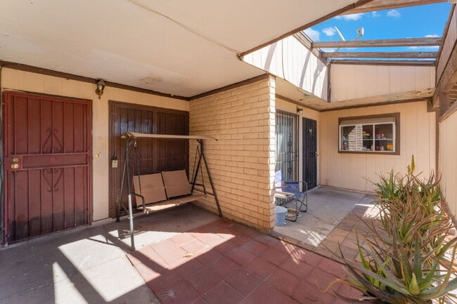 Building Photo - Single Story Condo One Bedroom and One Bathroom with a Washer and Dryer