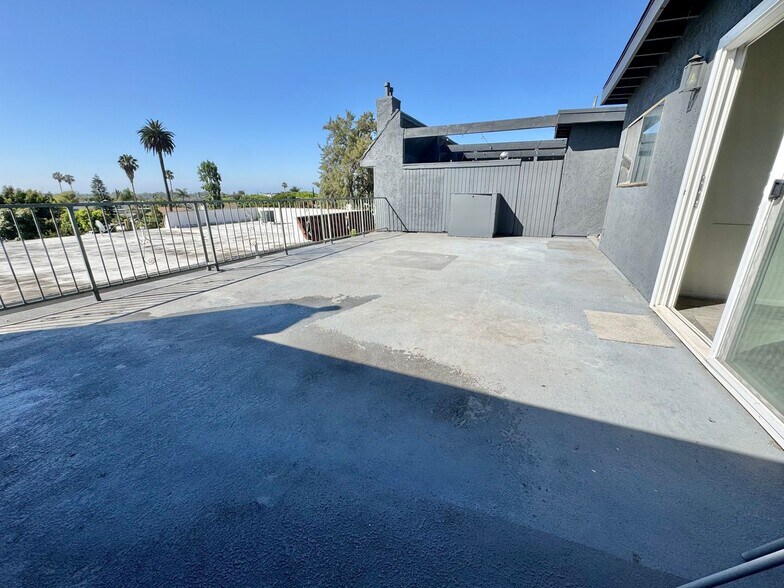 Building Photo - 1444 Centinela Ave