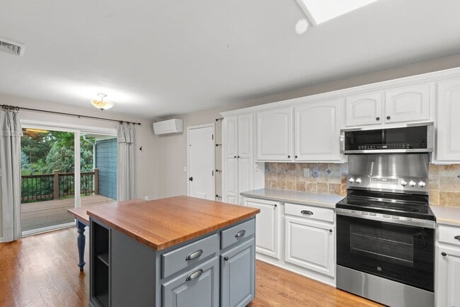 Building Photo - Rare Find in Kensington South – Park Views...