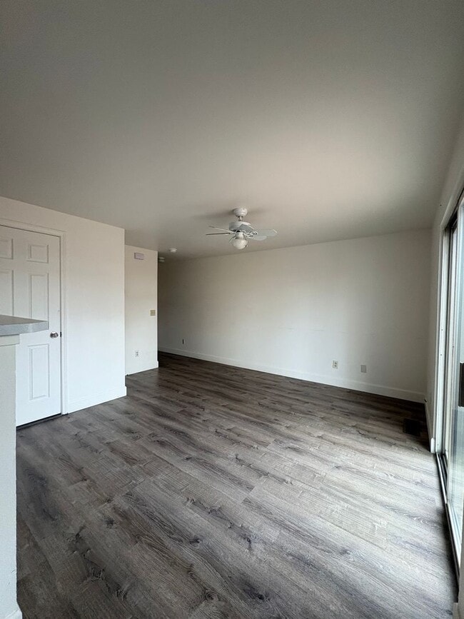 Building Photo - Cute newly remodeled townhouse