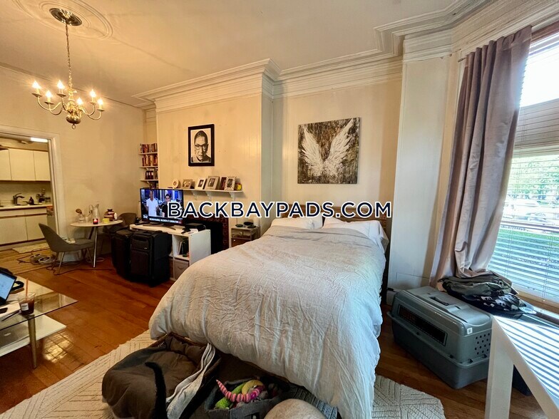 Primary Photo - 206 Commonwealth Ave