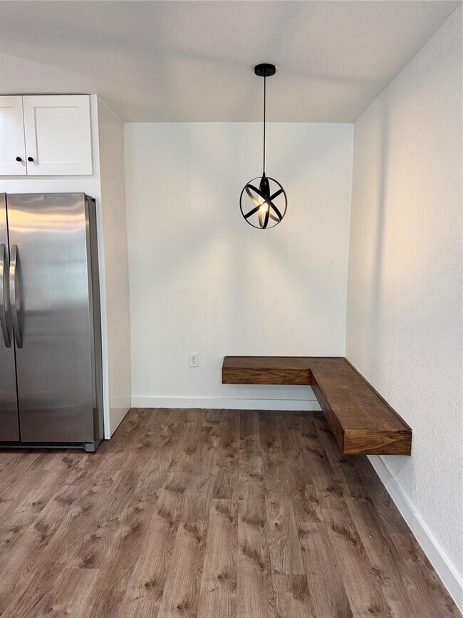 Building Photo - 2124 Burton Dr