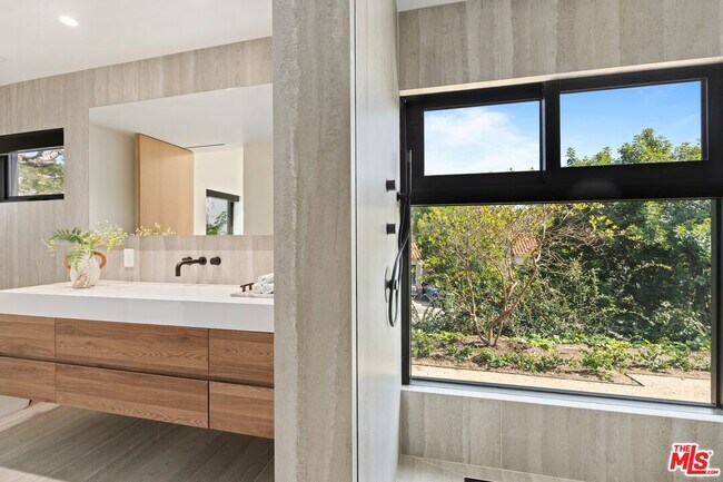 Building Photo - 2501 Banyan Dr