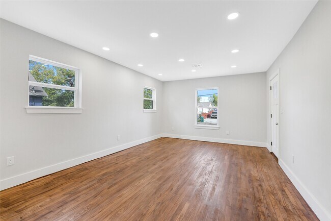 Building Photo - 312 Maple Ave