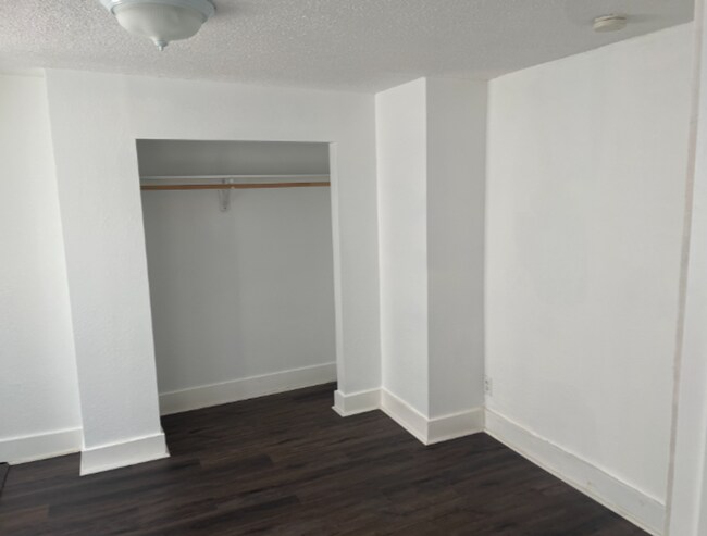Building Photo - 1212 Bush Ave