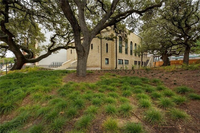 Building Photo - 211 W Johanna St