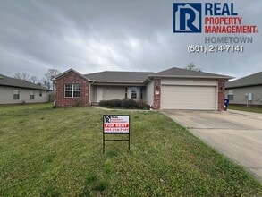Building Photo - 17 Mustang Dr