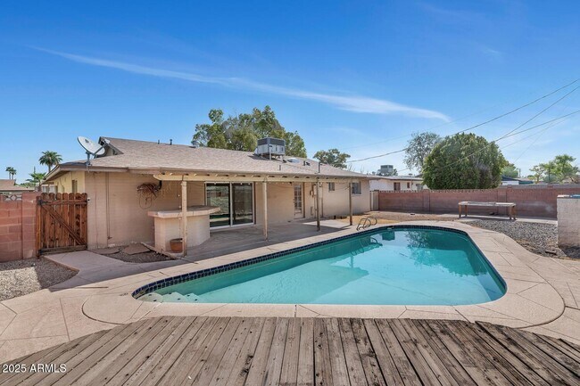Building Photo - 439 E Malibu Dr