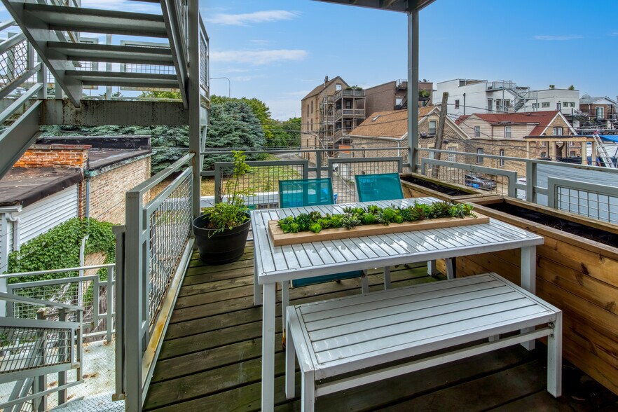 Building Photo - 2339 N Leavitt St