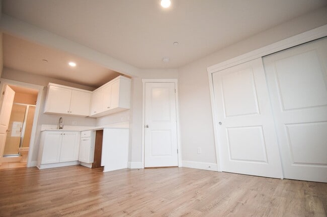 Building Photo - Beautiful 4 Bedroom 3.5 BA Home! Mother in Law Suite, Attached Garage & Top floor Bonus Room!