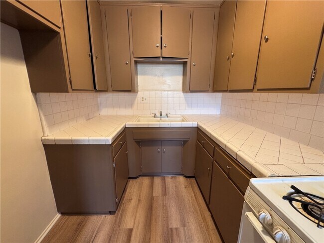 Building Photo - 617 W 75th St