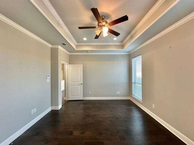 Building Photo - Tour Today! Stunning 3 Bed 2 Bath in South...